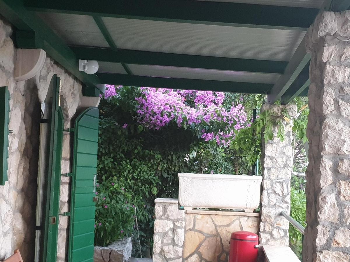 Cottage Holiday Home オミシュ エクステリア 写真